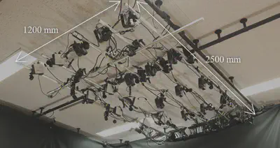 天井設置の25台のプロジェクタ