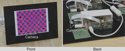 キャリブレーションボードのプロトタイプ。黒色アクリル板に4台のカメラを埋め込んでいます。
